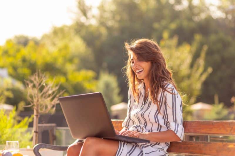 Chica teletrabajando feliz