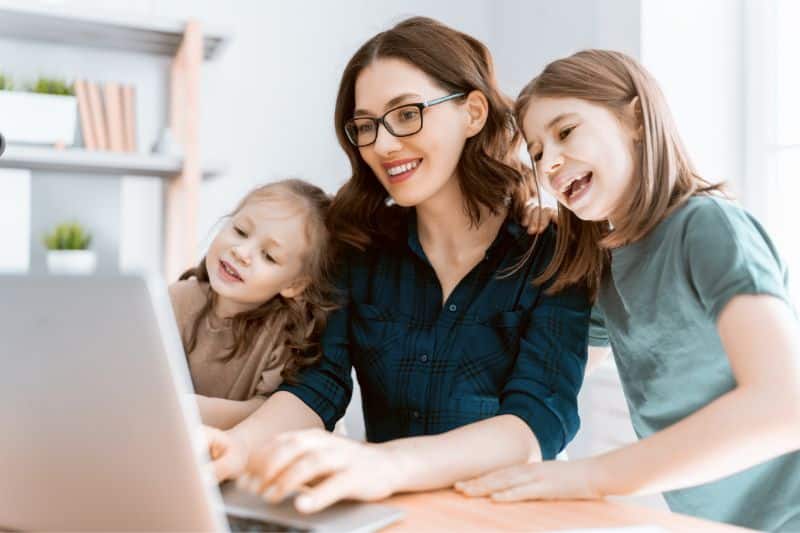 Niñas teletrabajando