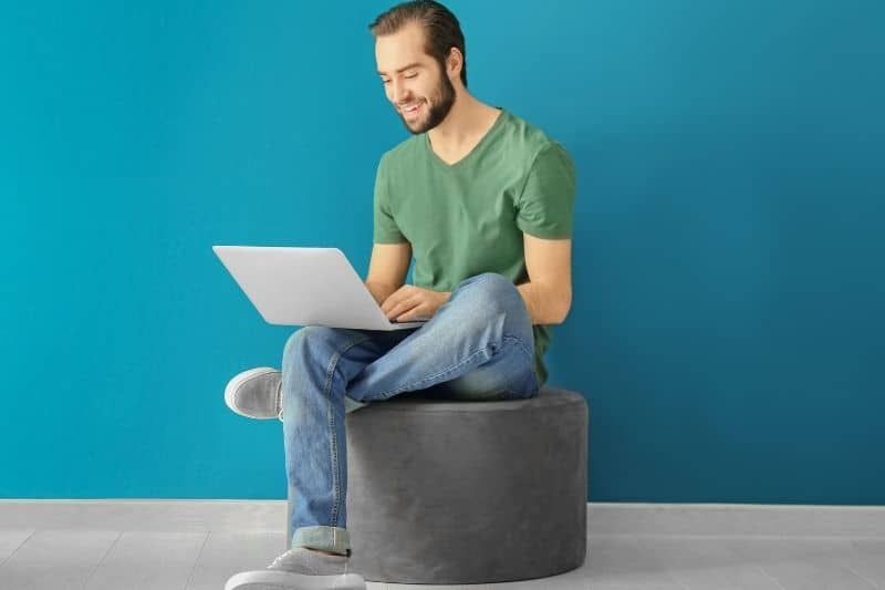 Hombre con camiseta verde y fondo azul