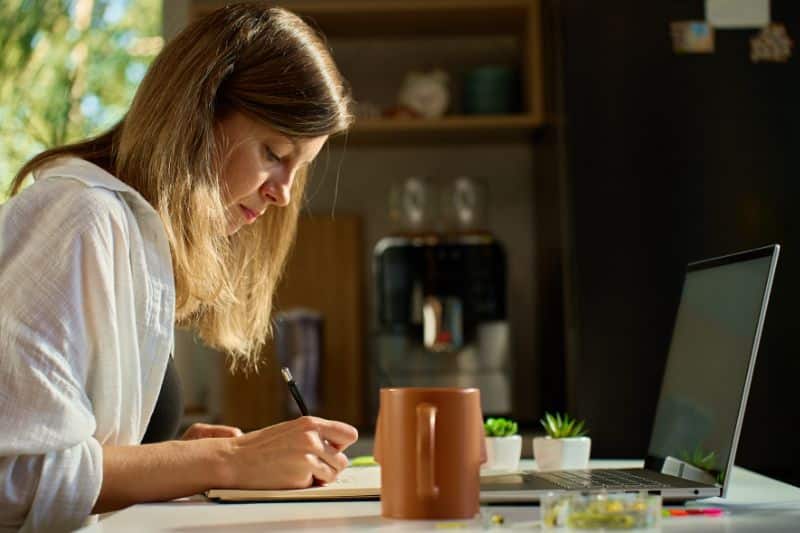 chica trabajando en el blog